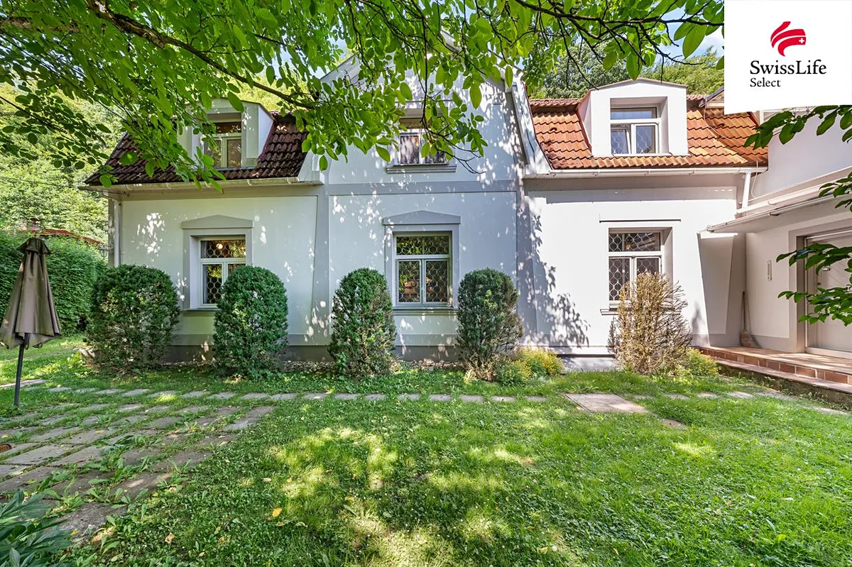 Prodej rodinného domu 220 m², pozemek 2575 m²